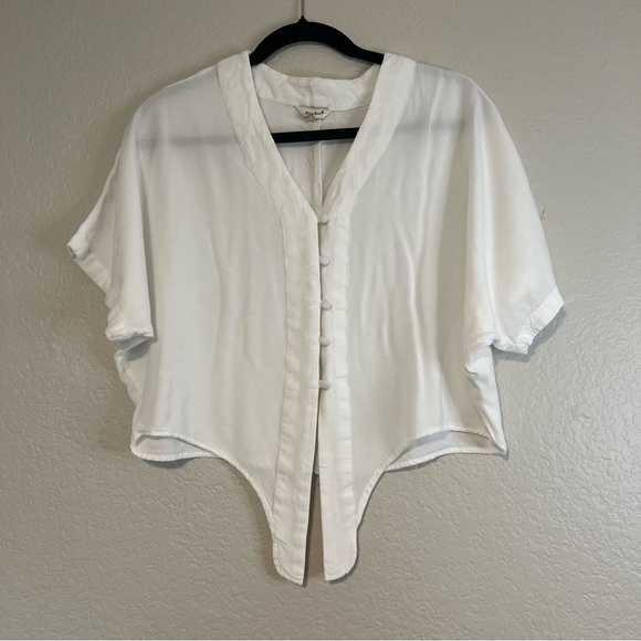 Chic White Button-Down Women's Shirt - Picture 1 of 3